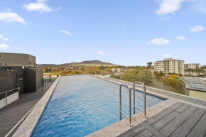 Sleek Inner-City 2-Bed with Swimming Pool & BBQ